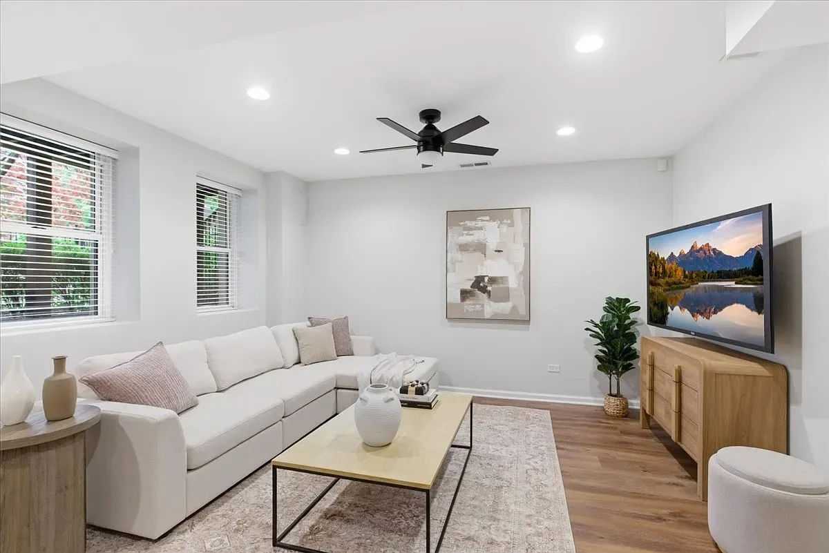 Staged home at 1327 W Barry, Lakeview