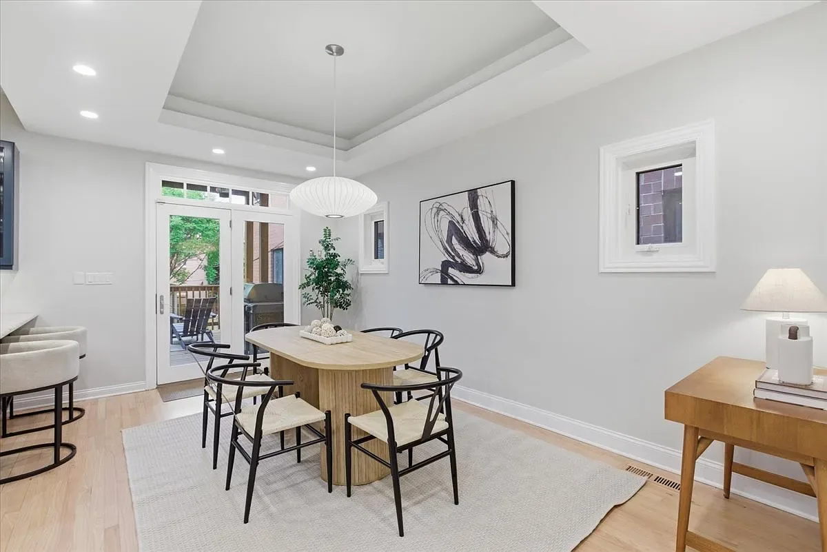 1327 W Barry, image 3