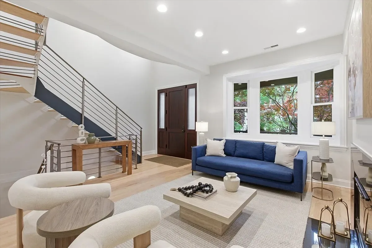 1327 W Barry, image 4
