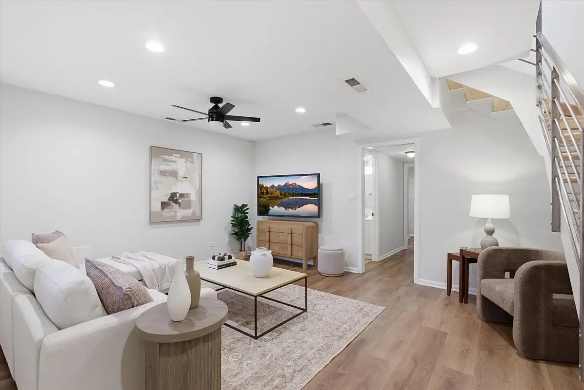 1327 W Barry, image 6