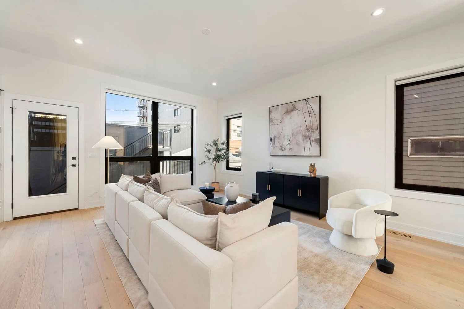 2852 W Lyndale, image 4