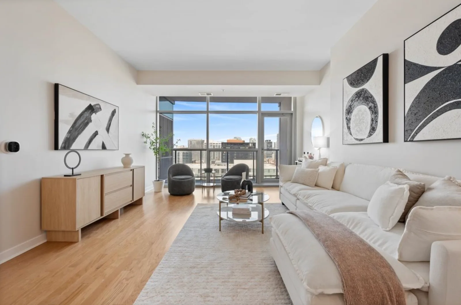 Staged home at 303 W Ohio St, River North