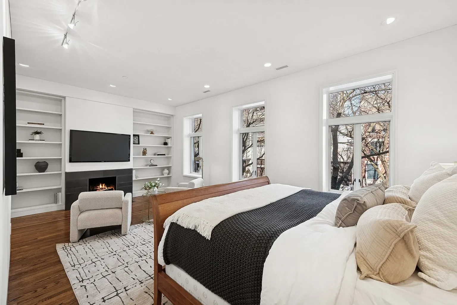 53 E Bellevue, image 15