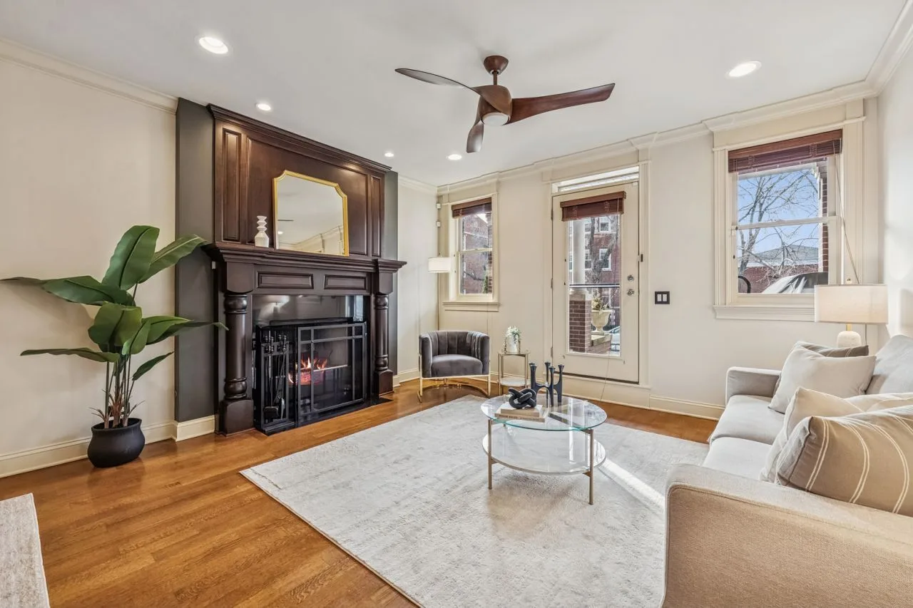 6121 N Winthrop, image 2