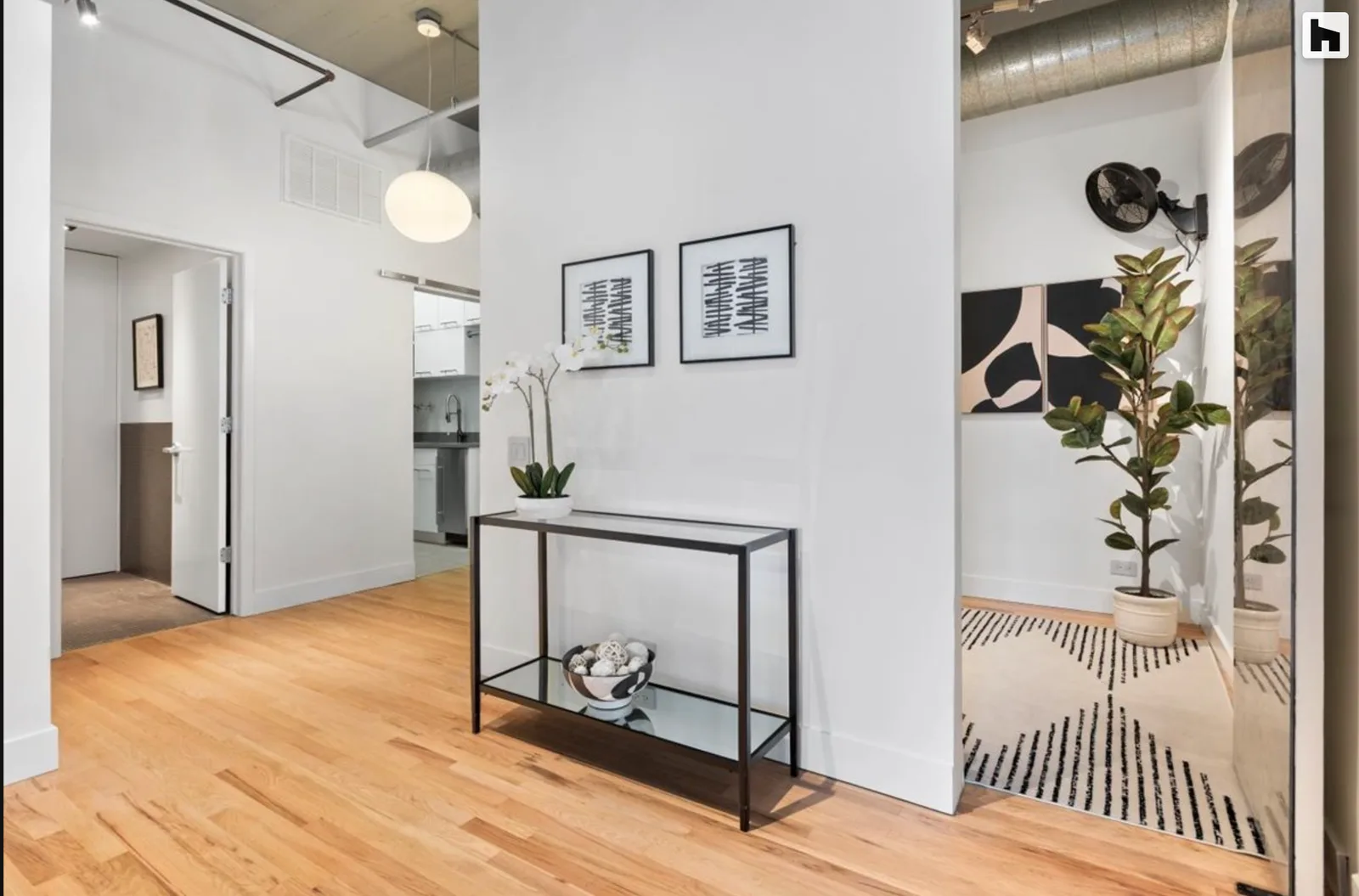 Staged home at 850 W Adams, West Loop